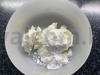 Desertas su varškės sūriu, vyšniomis, vynuogėmis ir sausainiais Žingsnis 1