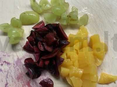 Desertas su varškės sūriu, vyšniomis, vynuogėmis ir sausainiais Žingsnis 2