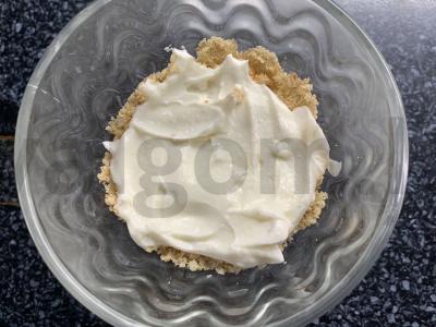 Desertas su varškės sūriu, vyšniomis, vynuogėmis ir sausainiais Žingsnis 4