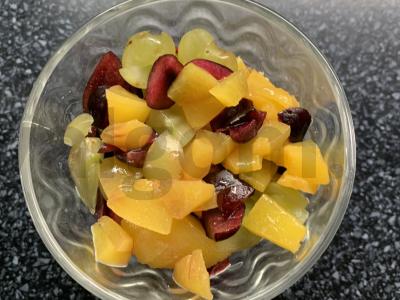 Desertas su varškės sūriu, vyšniomis, vynuogėmis ir sausainiais Žingsnis 5