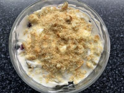 Desertas su varškės sūriu, vyšniomis, vynuogėmis ir sausainiais Žingsnis 7