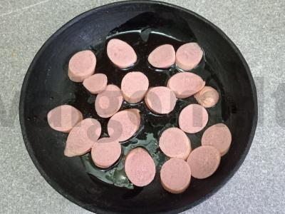 Kiaušiniai su dešra, žaliais žirneliais ir pistacijomis pusryčiams Žingsnis 1