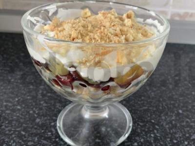 Desertas su varškės sūriu, vyšniomis, vynuogėmis ir sausainiais Žingsnis 8