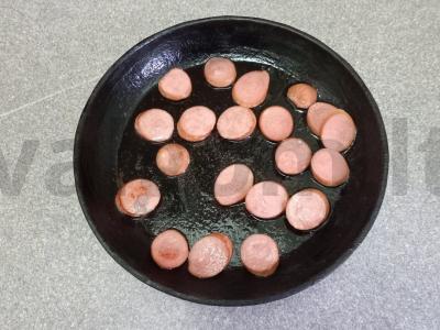 Kiaušiniai su dešra, žaliais žirneliais ir pistacijomis pusryčiams Žingsnis 2