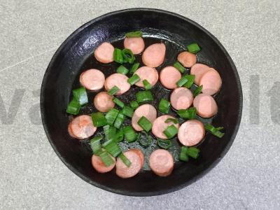 Kiaušiniai su dešra, žaliais žirneliais ir pistacijomis pusryčiams Žingsnis 3