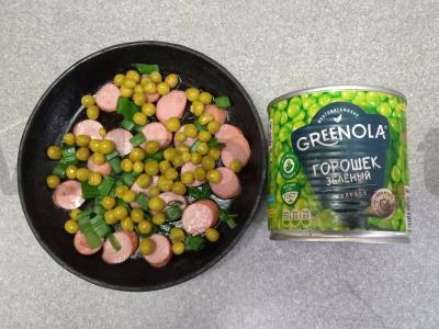 Kiaušiniai su dešra, žaliais žirneliais ir pistacijomis pusryčiams Žingsnis 4