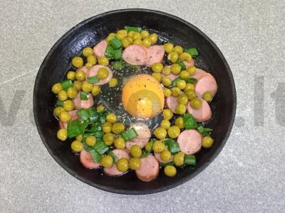 Kiaušiniai su dešra, žaliais žirneliais ir pistacijomis pusryčiams Žingsnis 6