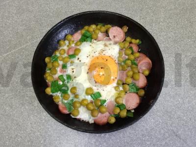 Kiaušiniai su dešra, žaliais žirneliais ir pistacijomis pusryčiams Žingsnis 7