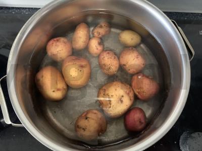 Silkės, bulvių, sūrio ir kiaušinio salotas Žingsnis 1