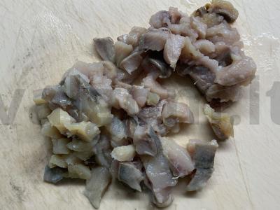 Silkės, bulvių, sūrio ir kiaušinio salotas Žingsnis 2