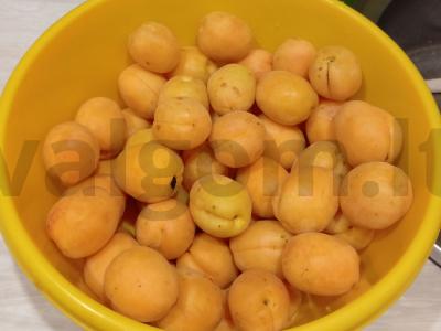 Abrikosai sirupe Žingsnis 1