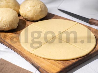 Varškės pynutės su obuoliais Žingsnis 6