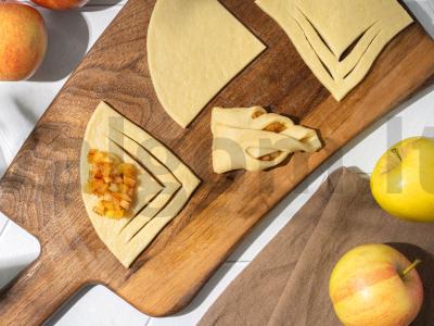 Varškės pynutės su obuoliais Žingsnis 7