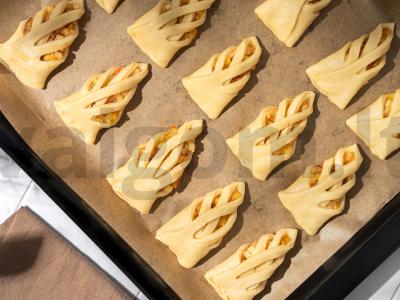 Varškės pynutės su obuoliais Žingsnis 8