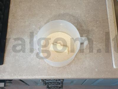 Purūs pyragas su mėlynėmis ir bananais Žingsnis 2