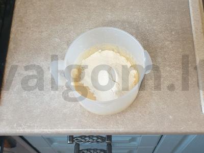 Purūs pyragas su mėlynėmis ir bananais Žingsnis 4