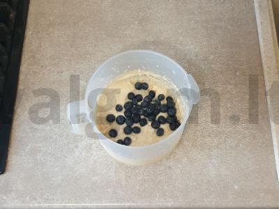 Purūs pyragas su mėlynėmis ir bananais Žingsnis 5