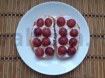 Sumuštinis su jogurtu, vynuogėmis ir sezamu pagrindine nuotrauka