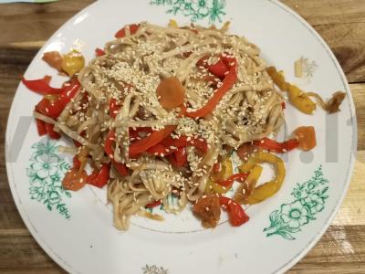 Udon su saldžiaisiais pipirais per 25 minutes pagrindine nuotrauka