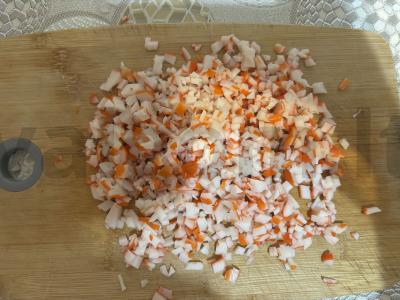 Sushi tortas su krabų lazdelėmis ir krevetėmis Žingsnis 1