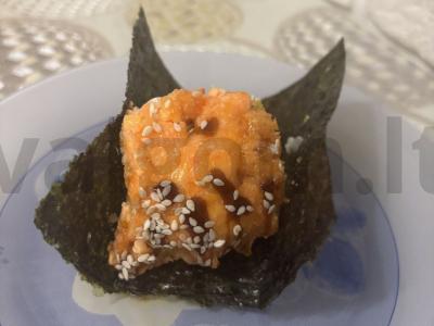 Sushi tortas su krabų lazdelėmis ir krevetėmis pagrindine nuotrauka