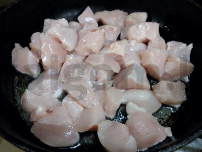 Troškinta vištiena grietinėlės padaže su paprikomis Žingsnis 1