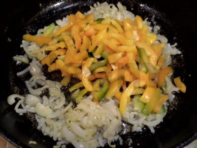 Troškinta vištiena grietinėlės padaže su paprikomis Žingsnis 2