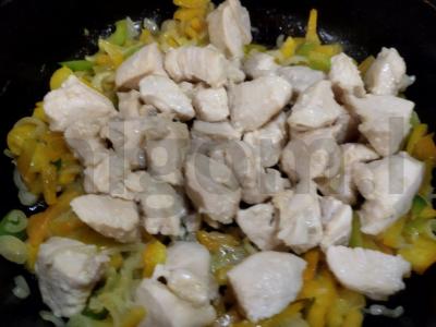 Troškinta vištiena grietinėlės padaže su paprikomis Žingsnis 3