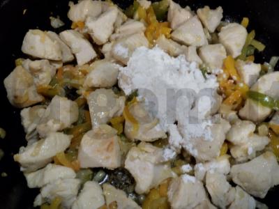 Troškinta vištiena grietinėlės padaže su paprikomis Žingsnis 4