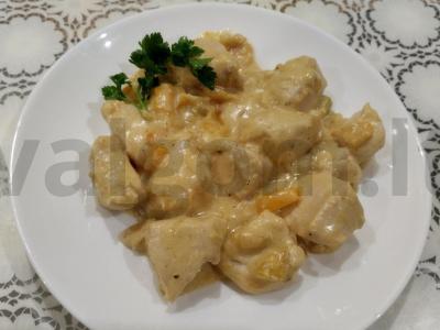 Troškinta vištiena grietinėlės padaže su paprikomis pagrindine nuotrauka