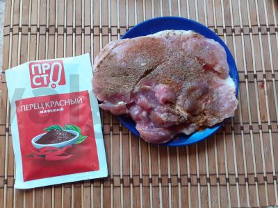 Kiaulienos steikas su pomidorais, sūriu ir česnako stiebais Žingsnis 1