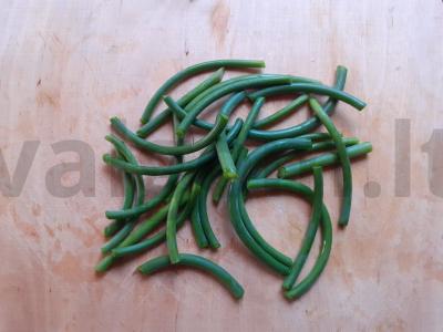 Kiaulienos steikas su pomidorais, sūriu ir česnako stiebais Žingsnis 2