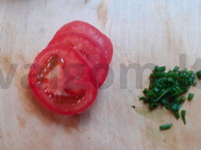 Kiaulienos steikas su pomidorais, sūriu ir česnako stiebais Žingsnis 4