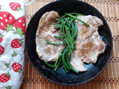 Kiaulienos steikas su pomidorais, sūriu ir česnako stiebais Žingsnis 5