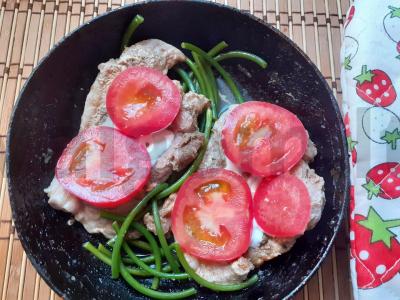 Kiaulienos steikas su pomidorais, sūriu ir česnako stiebais Žingsnis 6