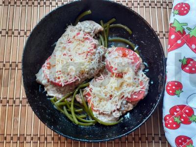 Kiaulienos steikas su pomidorais, sūriu ir česnako stiebais Žingsnis 7