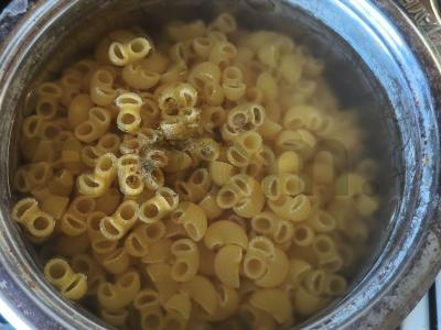 Makaronai su krevetėmis, sūriu ir daržovėmis Žingsnis 6