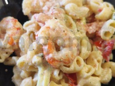 Makaronai su krevetėmis, sūriu ir daržovėmis pagrindine nuotrauka