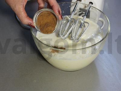 Obuolių pyragas su kremu iš sūrio Žingsnis 4