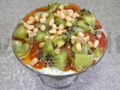 Čia pudingas su persimonu, kiviu ir pušų riešutais pagrindine nuotrauka