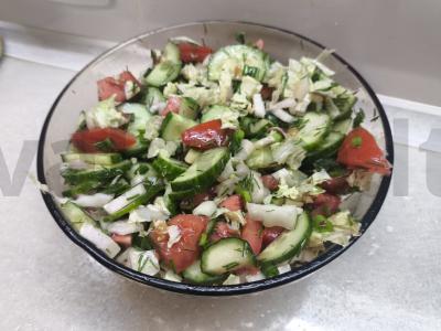 Daržovių salotas su Pekino kopūstu pagrindine nuotrauka