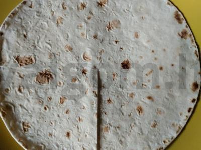 Lavašas su lydytu sūriu, saliami, pomidorais ir salotų lapais Žingsnis 1