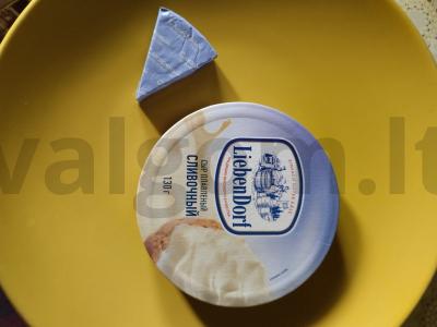 Lavašas su lydytu sūriu, saliami, pomidorais ir salotų lapais Žingsnis 2