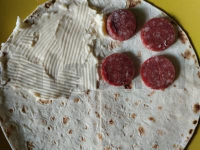 Lavašas su lydytu sūriu, saliami, pomidorais ir salotų lapais Žingsnis 3