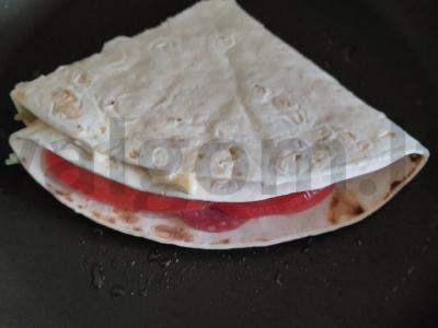 Lavašas su lydytu sūriu, saliami, pomidorais ir salotų lapais Žingsnis 5