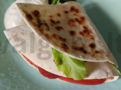 Lavašas su lydytu sūriu, saliami, pomidorais ir salotų lapais pagrindine nuotrauka