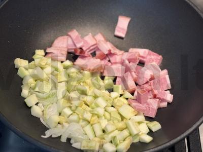 Kiaušiniai su virtomis-rūkyta šonine ir cukinija Žingsnis 2