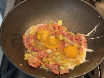 Kiaušiniai su virtomis-rūkyta šonine ir cukinija Žingsnis 3