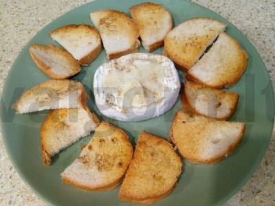 Karštas užkandis iš sūrio su baltuoju pelėsiu ir batonėliu pagrindine nuotrauka