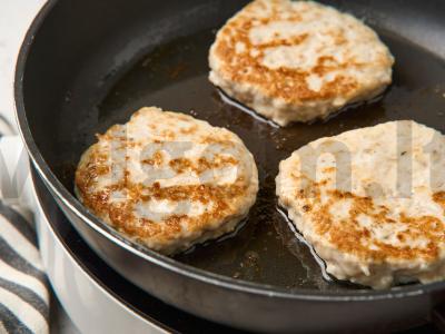 Švelnios vištienos kotletai su avižiniais dribsniais Žingsnis 3